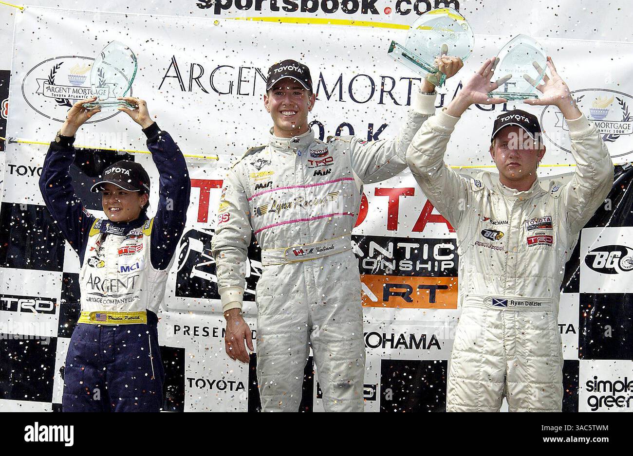 Le podium (G à d) : Danica Patrick (USA) Team Rahal, deuxième ; Michael Valiante (CDN) Lynx Racing, vainqueur ; Ryan Dalziel (GBR) Sierra Racing, troisième. . Toyota Atlantic Championship, RD12, Miami, Floride, États-Unis, 28 septembre 2003..IMAGE NUMÉRIQUE (crédit image : ©Sutton Motorsports/ZUMA Press) Banque D'Images