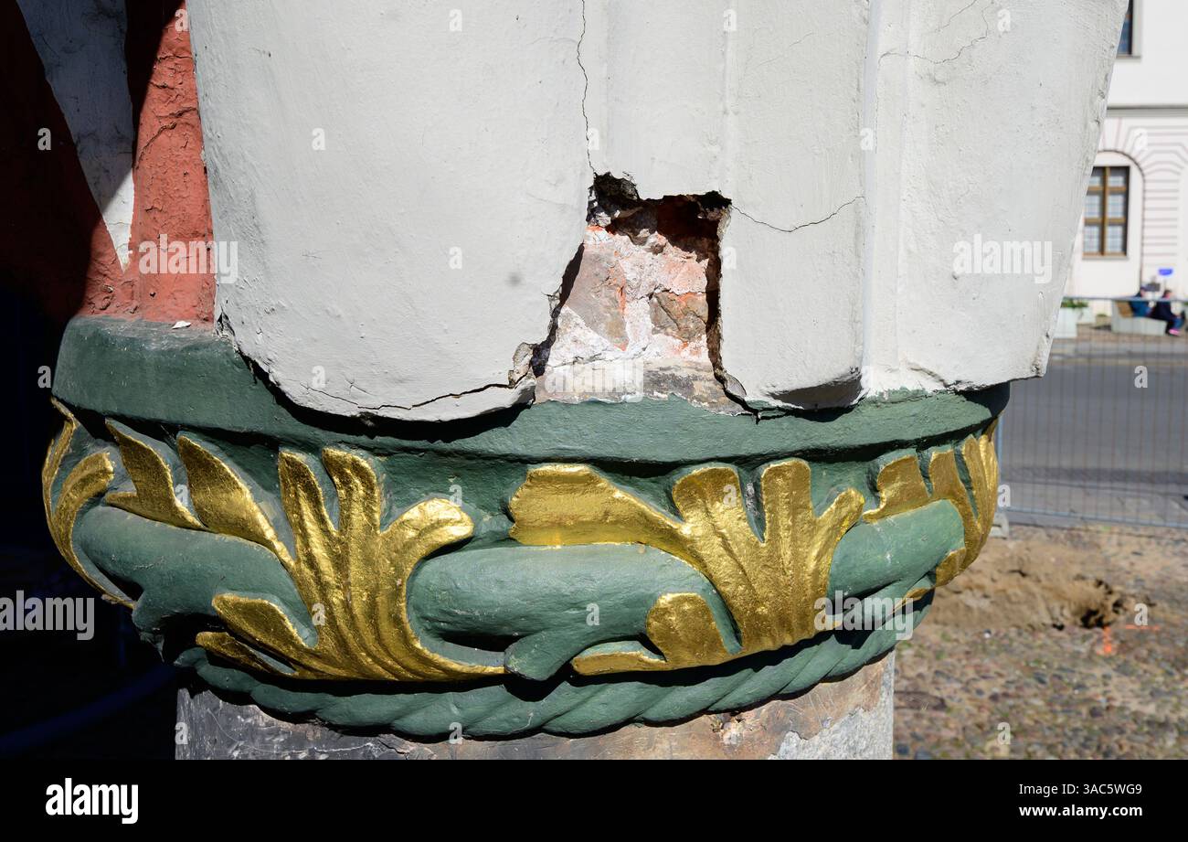 PRODUCTION - 01 avril 2025, basse-Saxe, Lüneburg : des fissures et des écaillages peuvent être vus sur un pilier de la mairie. De petites fissures dissimulent des dégâts majeurs - la façade historique de l'hôtel de ville de Lüneburg deviendra un chantier de construction au cours des deux prochaines années. Photo : Philipp Schulze/dpa Banque D'Images