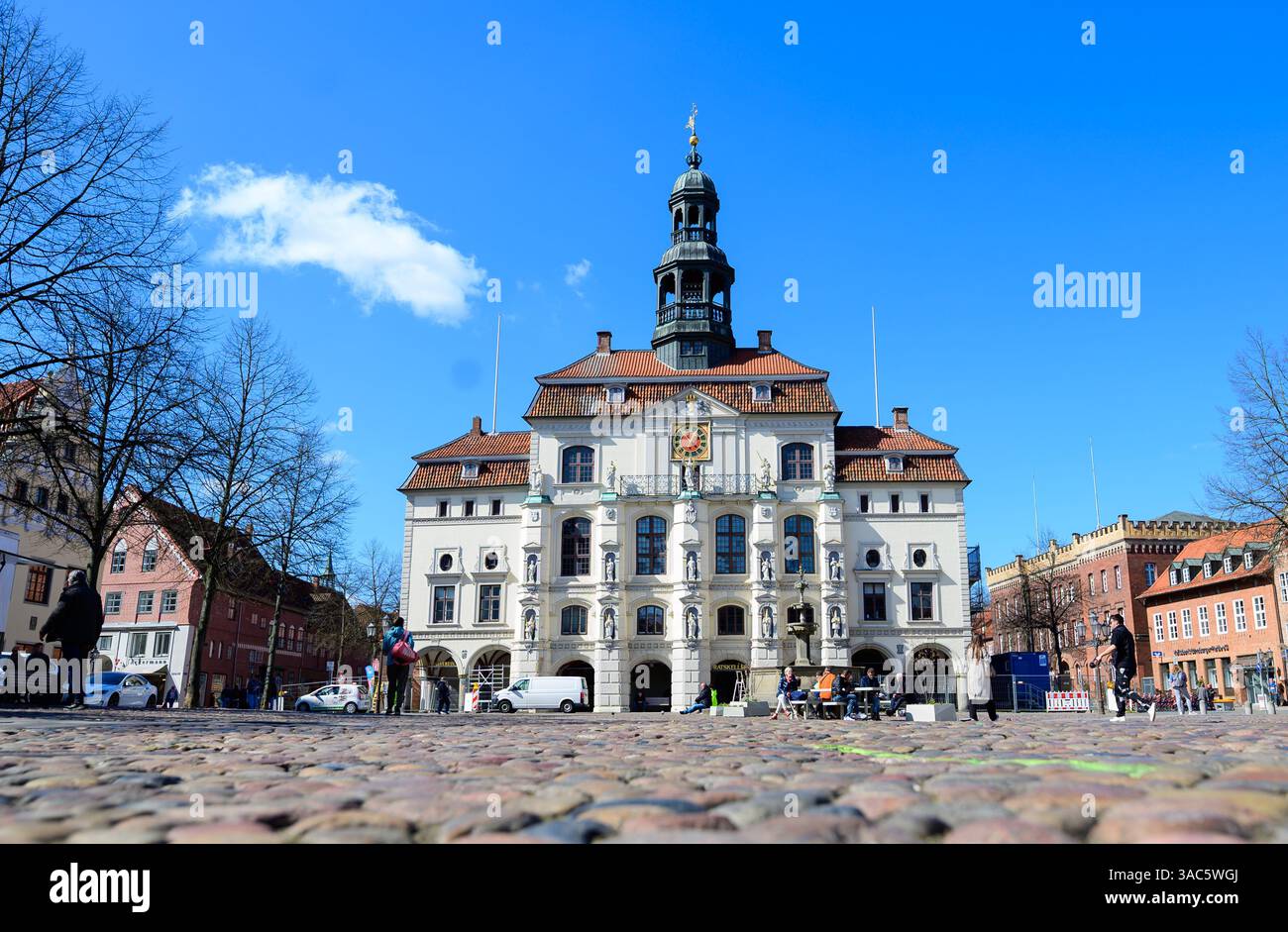 PRODUCTION - 01 avril 2025, basse-Saxe, Lüneburg : la mairie de la ville. De petites fissures dissimulent des dégâts majeurs - la façade historique de l'hôtel de ville de Lüneburg deviendra un chantier de construction au cours des deux prochaines années. Photo : Philipp Schulze/dpa Banque D'Images