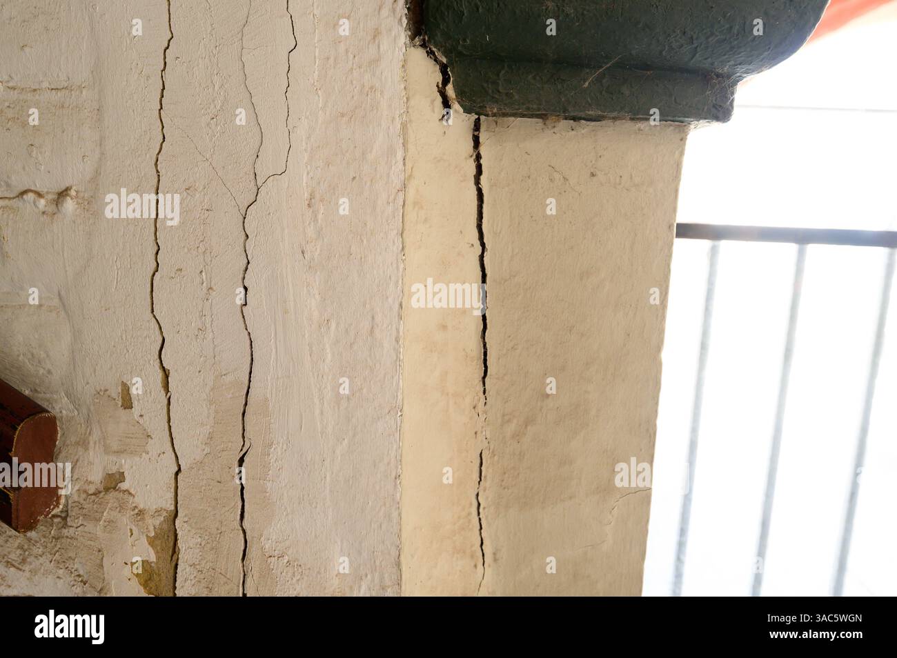 PRODUCTION - 01 avril 2025, basse-Saxe, Lüneburg : des fissures sont visibles sur un pilier de la mairie. De petites fissures dissimulent des dégâts majeurs - la façade historique de l'hôtel de ville de Lüneburg deviendra un chantier de construction au cours des deux prochaines années. Photo : Philipp Schulze/dpa Banque D'Images