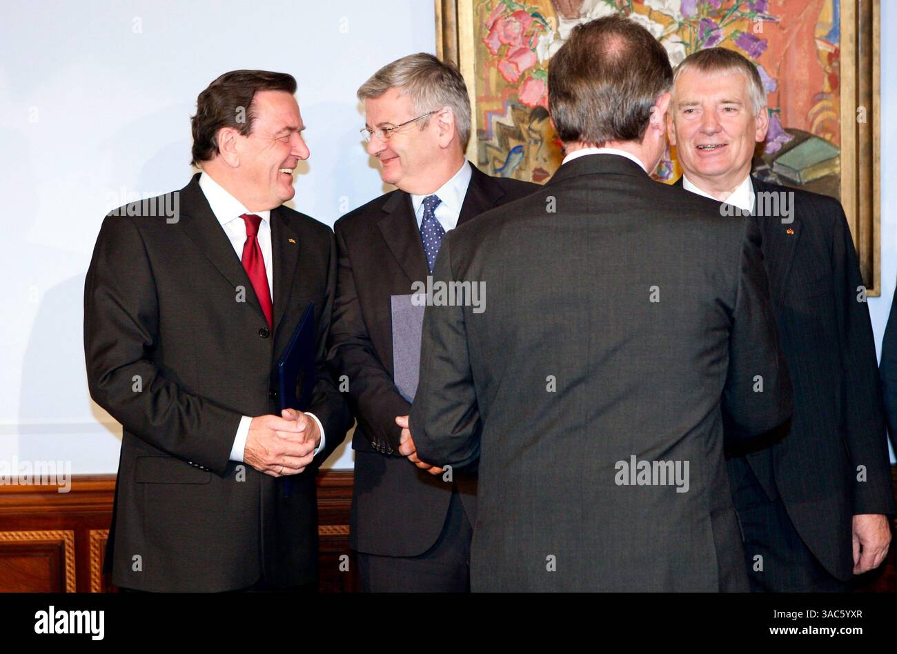 18 octobre 2005 - Berlin, ALLEMAGNE - le président allemand HORST KOEHLER remet les papiers de licenciement au membre du gouvernement fédéral. PHOTO : le président allemand HORST KOEHLER (au recto), le chancelier fédéral GERHARD SCHROEDER, le vice-chancelier, le ministre des Affaires étrangères JOSCHKA FISCHER et le ministre de l'intérieur OTTO SCHILY. (Crédit image : © KEYSTONE/Keystone Pressedienst/ZUMA Press) Banque D'Images