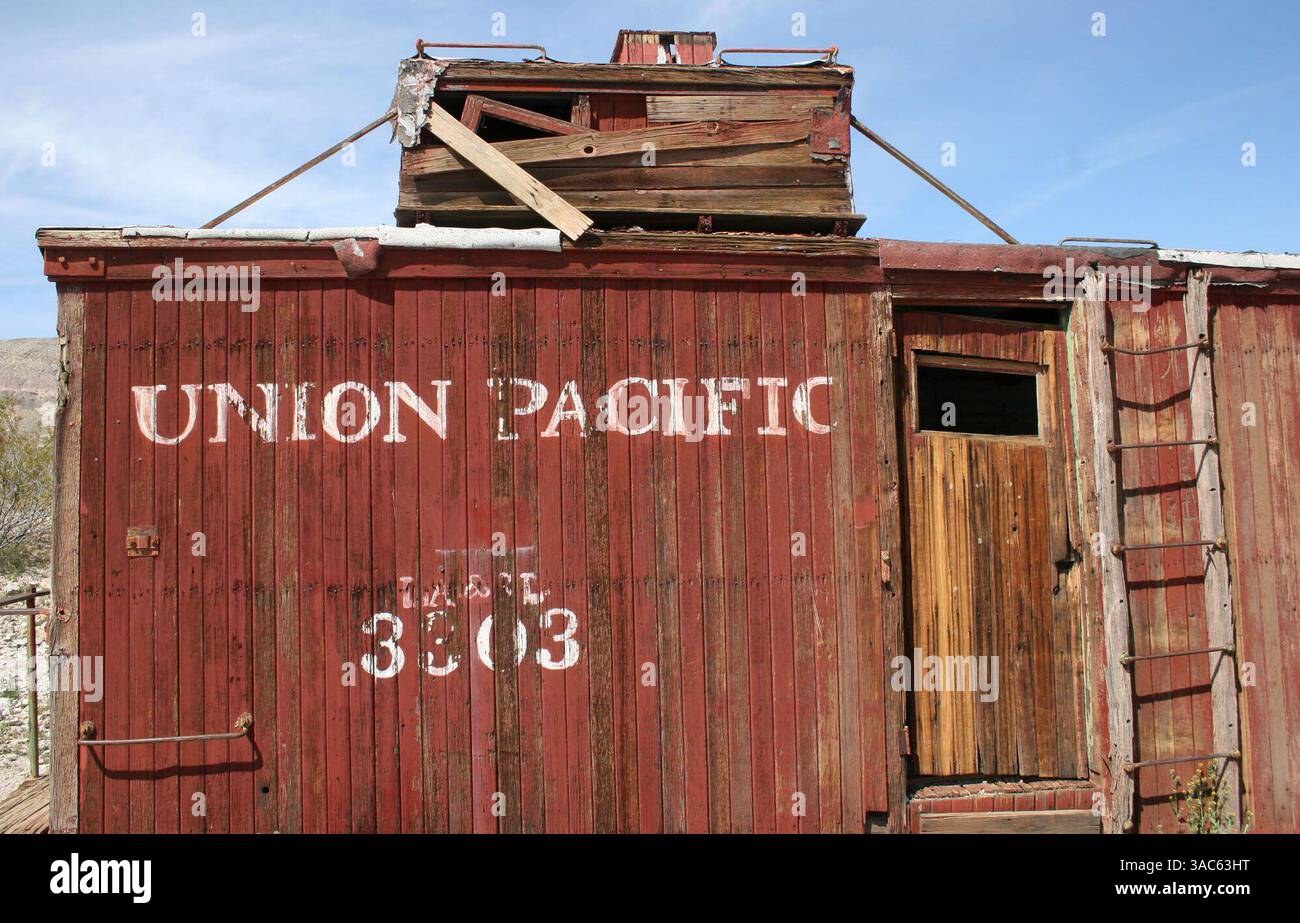 Mar 12, 2008 - Rhyolite, Nevada, USA - Voici les restes d'un vieux wagon de train Union Pacific à la gare de Las Vegas & Tonopah. La vieille ville fantôme du Nevada de Rhyolite, à environ 125 miles au nord de Las Vegas, est maintenant une ville fantôme du désert. L'ancien site de la mine d'or, construit en 1904, comptait à une époque plus de 10 000 résidents. (Crédit image : © Barry Sweet/ZUMA Press) Banque D'Images