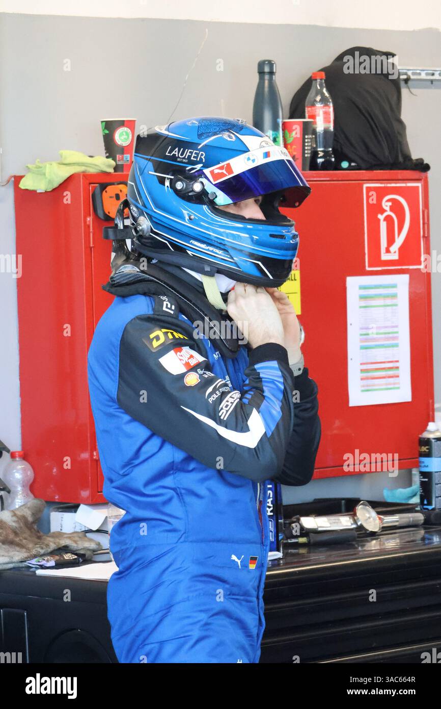 Rene Rast (GER), #33, BMW M4 GT3 EVO, Team : Schubert Motorsport (GER) zieht en Helm an GER, Motorsport, DTM 2025, Testtag, Motorsport Arena Oschersleben, 02.04.2025 Foto : Eibner-Pressefoto/Juergen Augst Banque D'Images