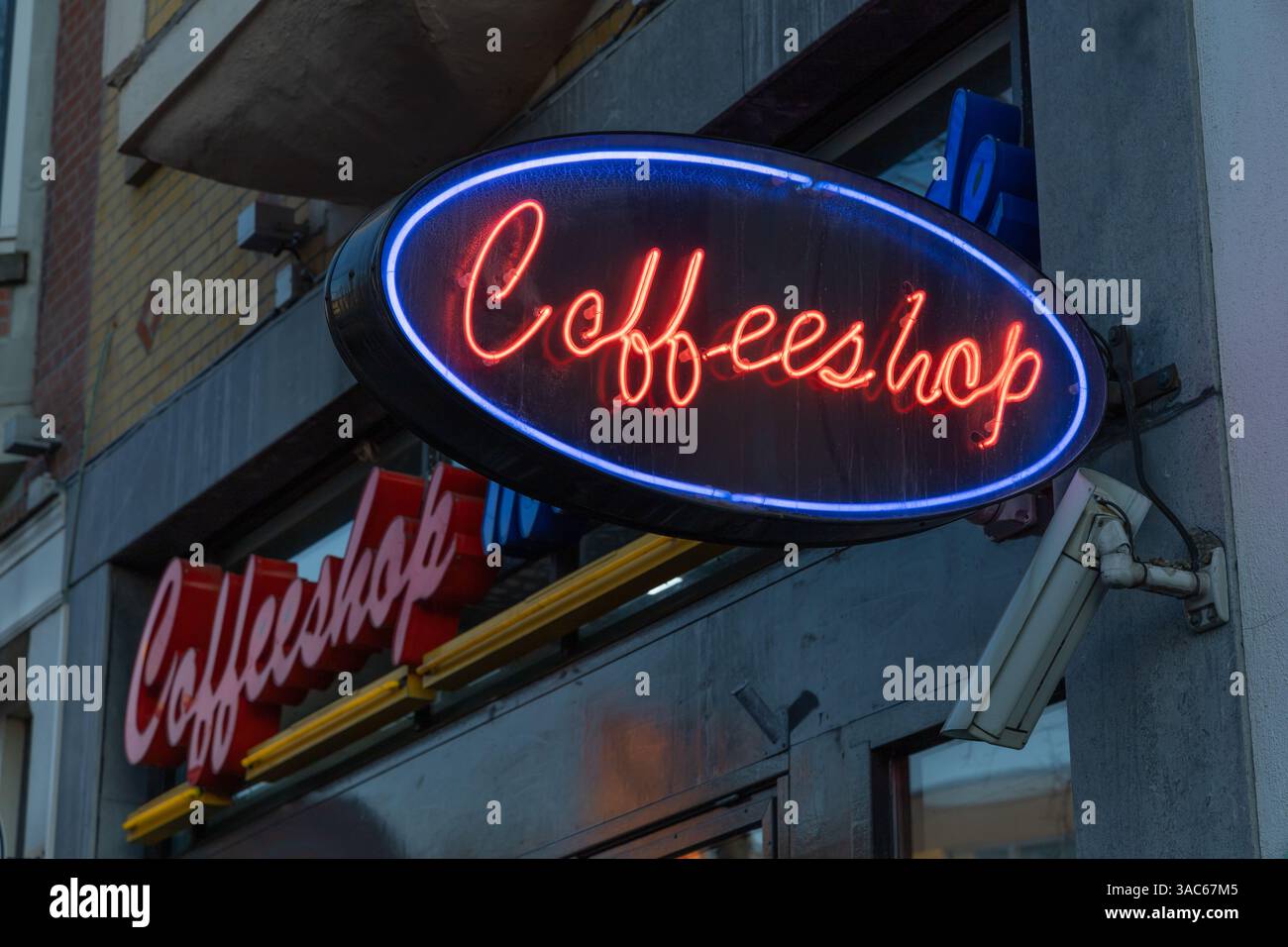Logo Coffeeshop Neonsign brillant dans les couleurs rouge et bleu dans un Coffeeshop à Rotterdam. Banque D'Images