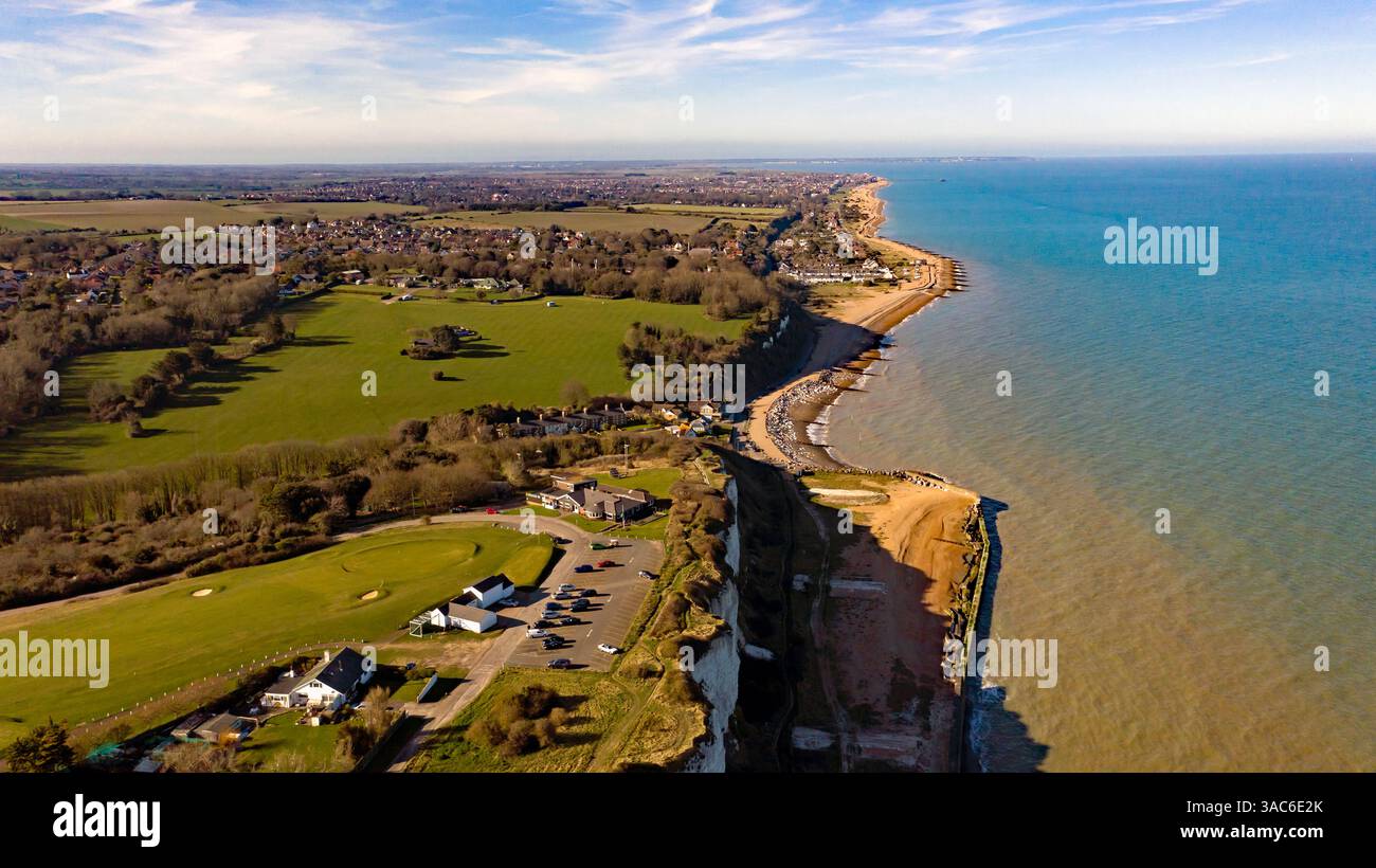 Vue aérienne de la baie d'Oldstairs, regardant le long de la côte vers Walmer et Deal, Kent Banque D'Images