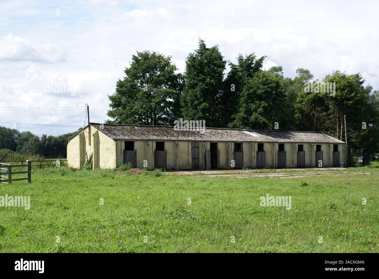 RAF Melbourne forma le site technique de l'aérodrome militaire de la seconde guerre mondiale. Bâtiments d'atelier Maycrete Banque D'Images