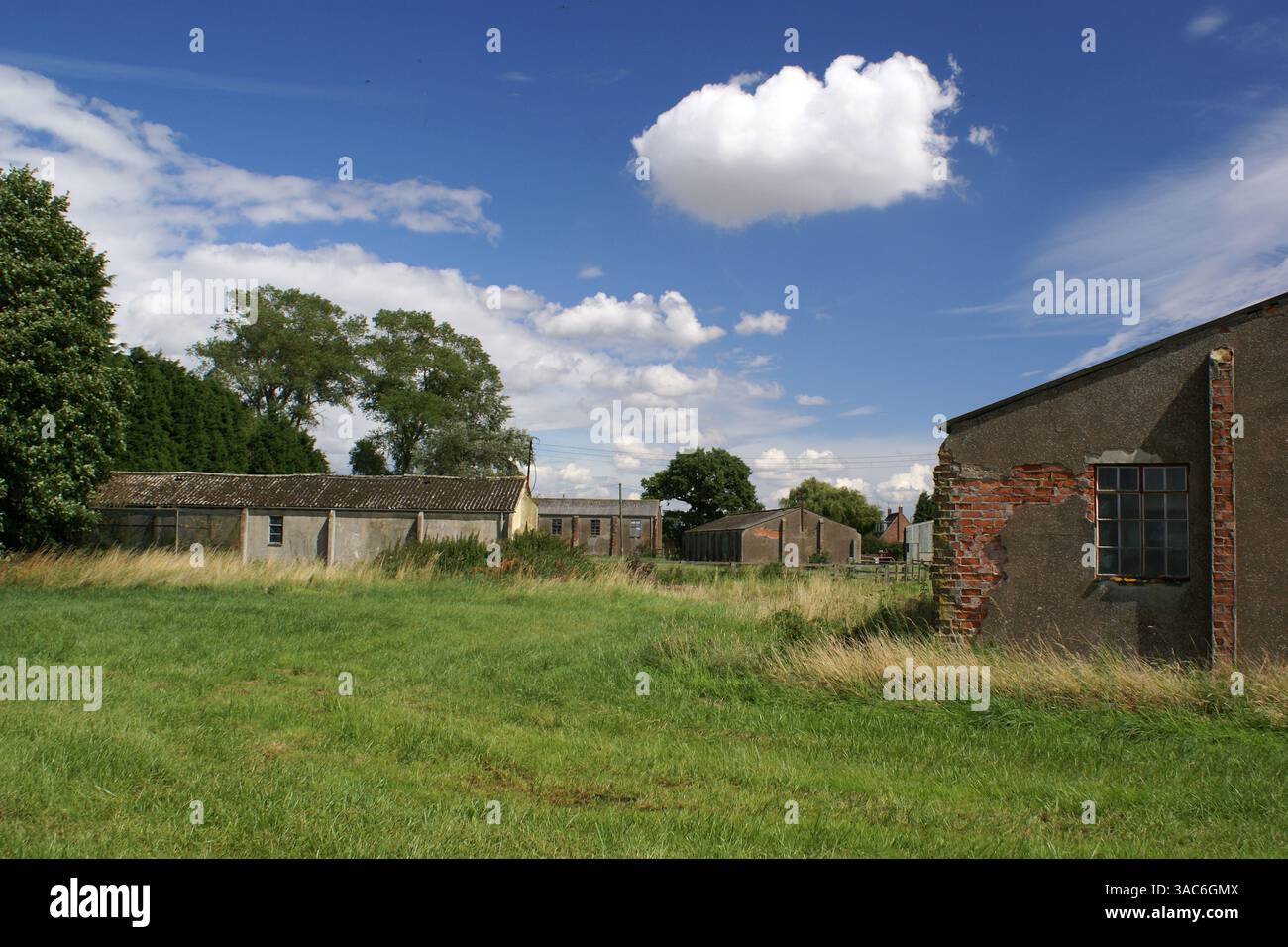 RAF Melbourne forma le site technique de l'aérodrome militaire de la seconde guerre mondiale. Bâtiments d'atelier Maycrete Banque D'Images