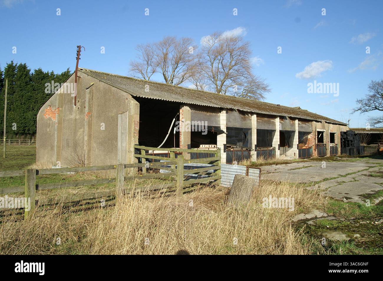 RAF Melbourne forma le site technique de l'aérodrome militaire de la seconde guerre mondiale. Bâtiments d'atelier Maycrete Banque D'Images