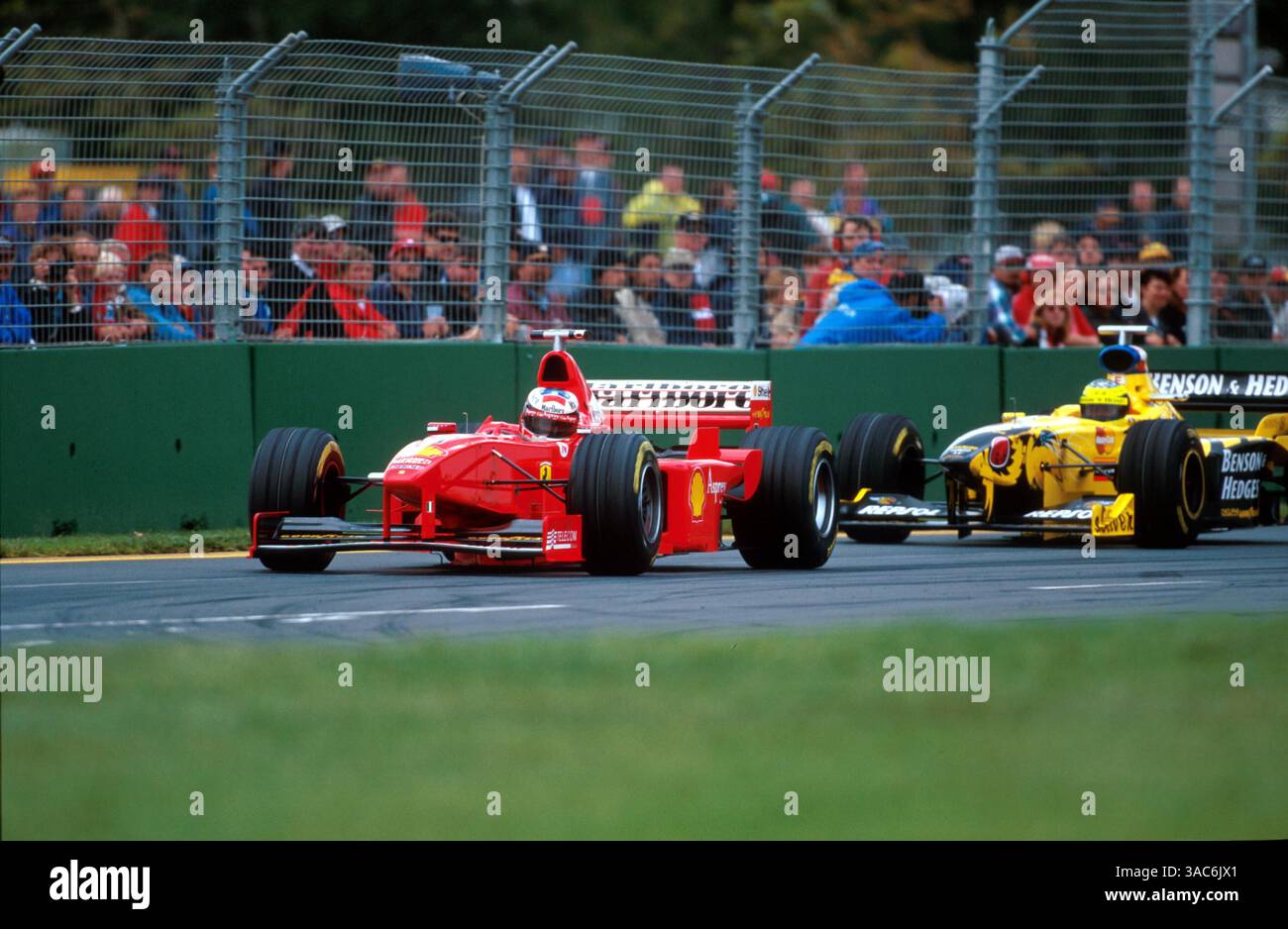 Michael Schumacher (GER) Ferrari F300 mène son frère Ralf Schumacher (GER) Jordan Mugen Honda 198...Championnat du monde de formule 1, RD1, Grand Prix d'Australie, Melbourne, Australie, 8 mars 1998...meilleure IMAGE (crédit image : ©Sutton Motorsports/ZUMA Press) Banque D'Images