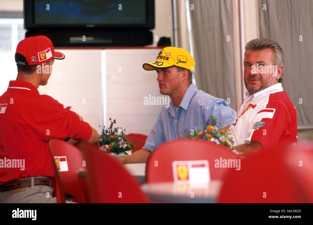 Frères Michael Schumacher (GER), Ferrari F300, 5ème place et Ralf Schumacher (GER), Jordan 198, 6ème place chat avec le manager Willy Webber...Championnat du monde de formule 1, Rd 11, Grand Prix d'Allemagne, Hockenheim, Allemagne, 2 août 1998. (Crédit image : ©Sutton Motorsports/ZUMA Press) Banque D'Images