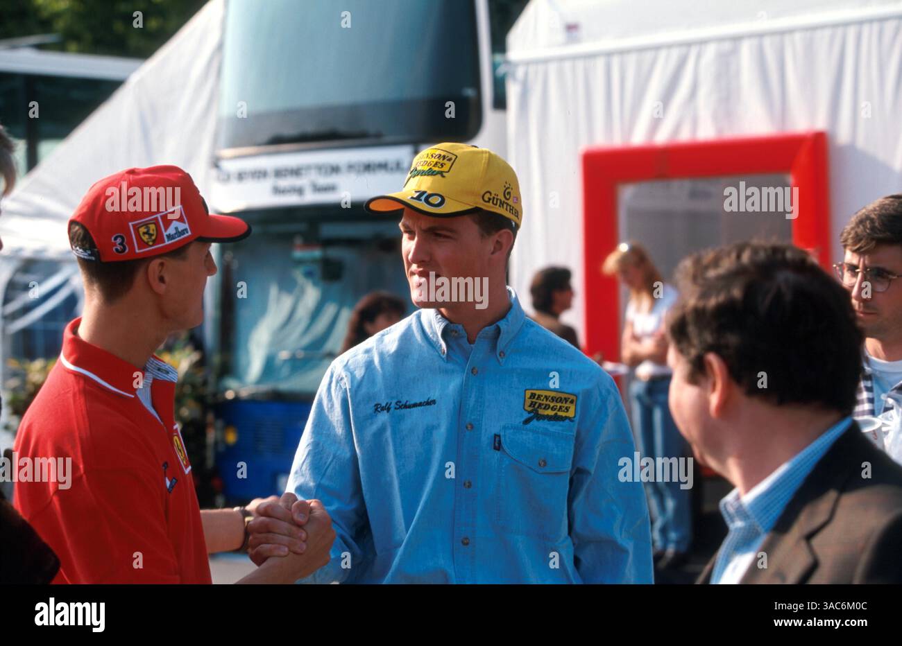 De gauche à droite) : Michael Schumacher (GER) Ferrari serre la main de son jeune frère Ralf Schumacher (GER) Jordan i le paddock...Championnat du monde de formule 1, RD4, Grand Prix de Saint-Marin, Imola, Italie, 26 avril 1998...meilleure IMAGE (Credit image : ©Sutton Motorsports/ZUMA Press) Banque D'Images