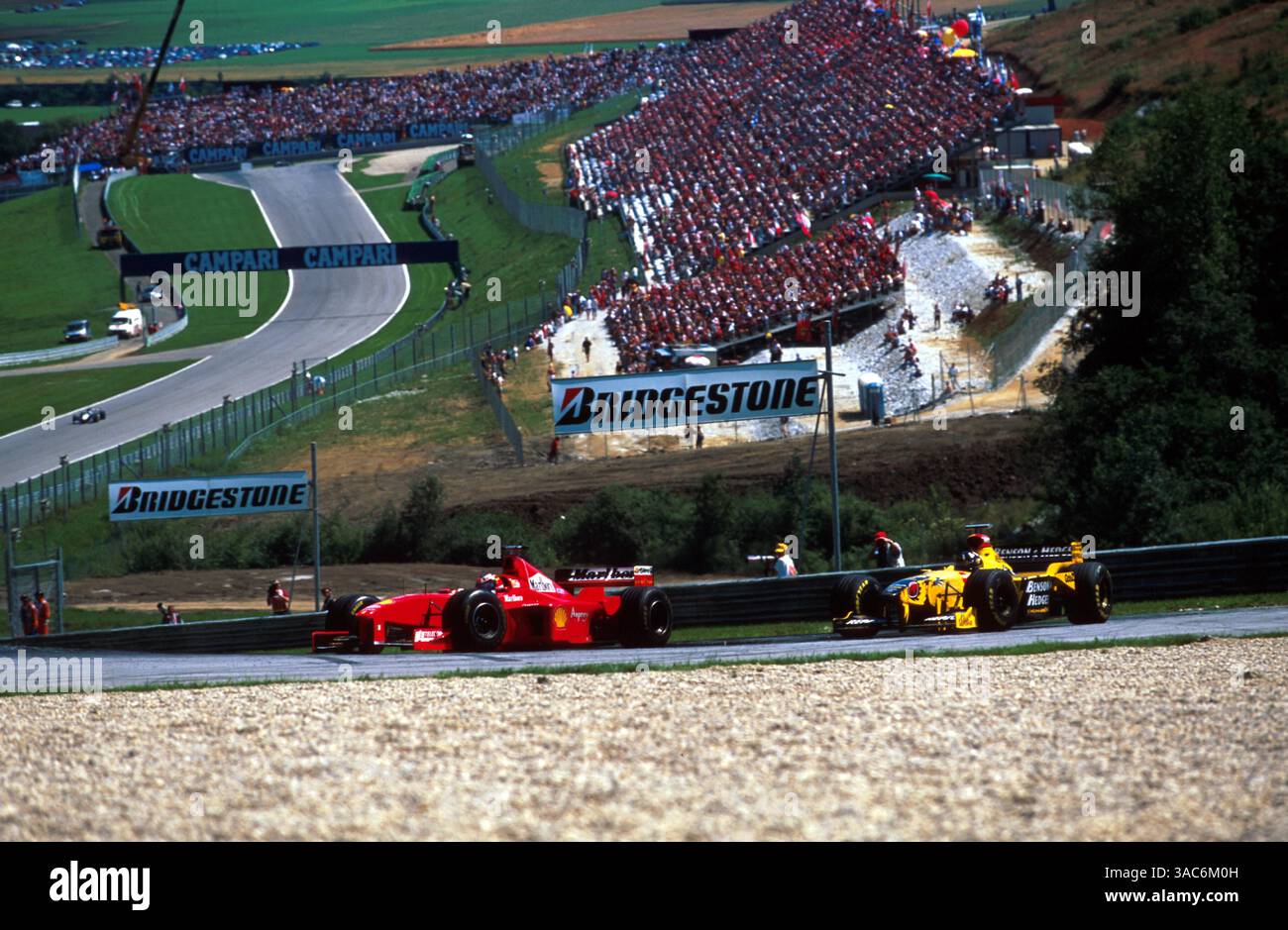 Michael Schumacher (GER) Ferrari F300, 3ème place devance Damon Hill (GBR) Jordanie..Championnat du monde de formule 1, Grand Prix d'Autriche, RD10, A1 Ring, Autriche, 26 juillet 1998. (Crédit image : ©Sutton Motorsports/ZUMA Press) Banque D'Images