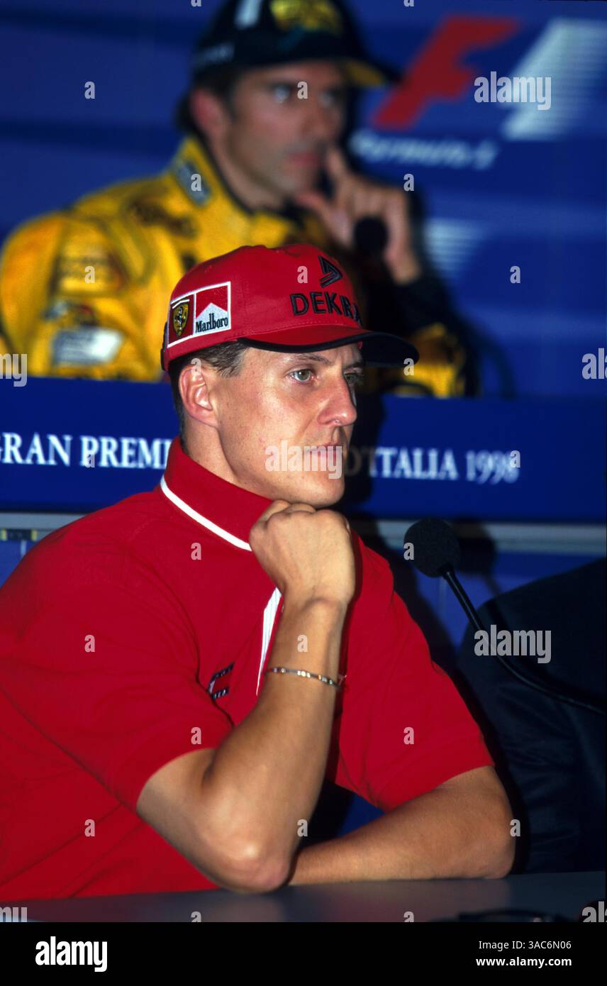 Michael Schumacher (GER) Ferrari, bas, avec Damon Hill (GBR) Jordan, haut, dans une conférence de presse...Championnat du monde de formule 1, Rd 14, Grand Prix d'Italie, Monza, Italie, 13 septembre 1998 (crédit image : ©Sutton Motorsports/ZUMA Press) Banque D'Images