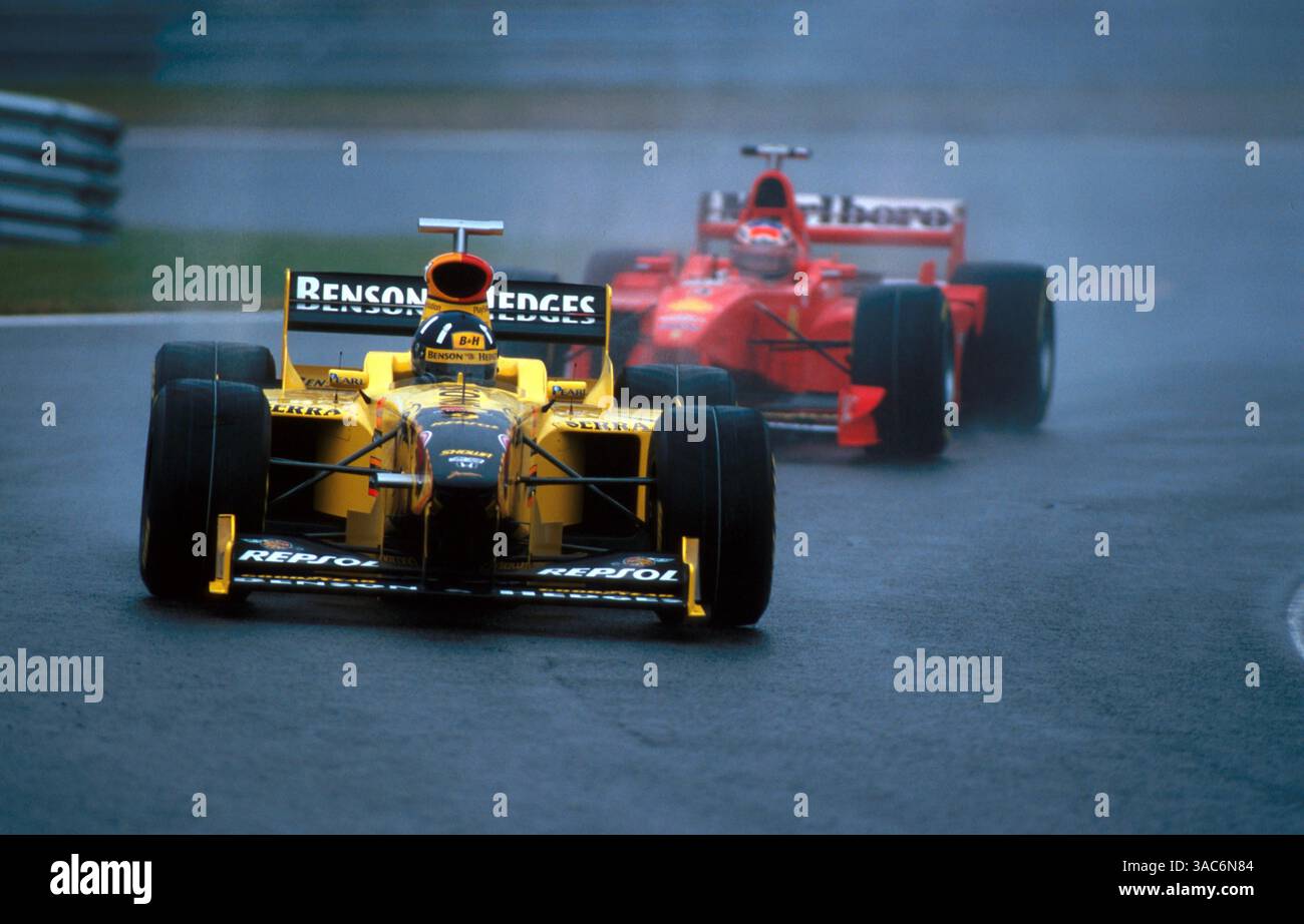 Le vainqueur de la course Damon Hill (GBR) Jordan 198 retient Michael Schumacher (GER) Ferrari F300 en début de course. ..Championnat du monde de formule 1, Rd 13, Grand Prix de Belgique, Spa Francorchamps, Belgique, 30 août 1998. (Crédit image : ©Sutton Motorsports/ZUMA Press) Banque D'Images