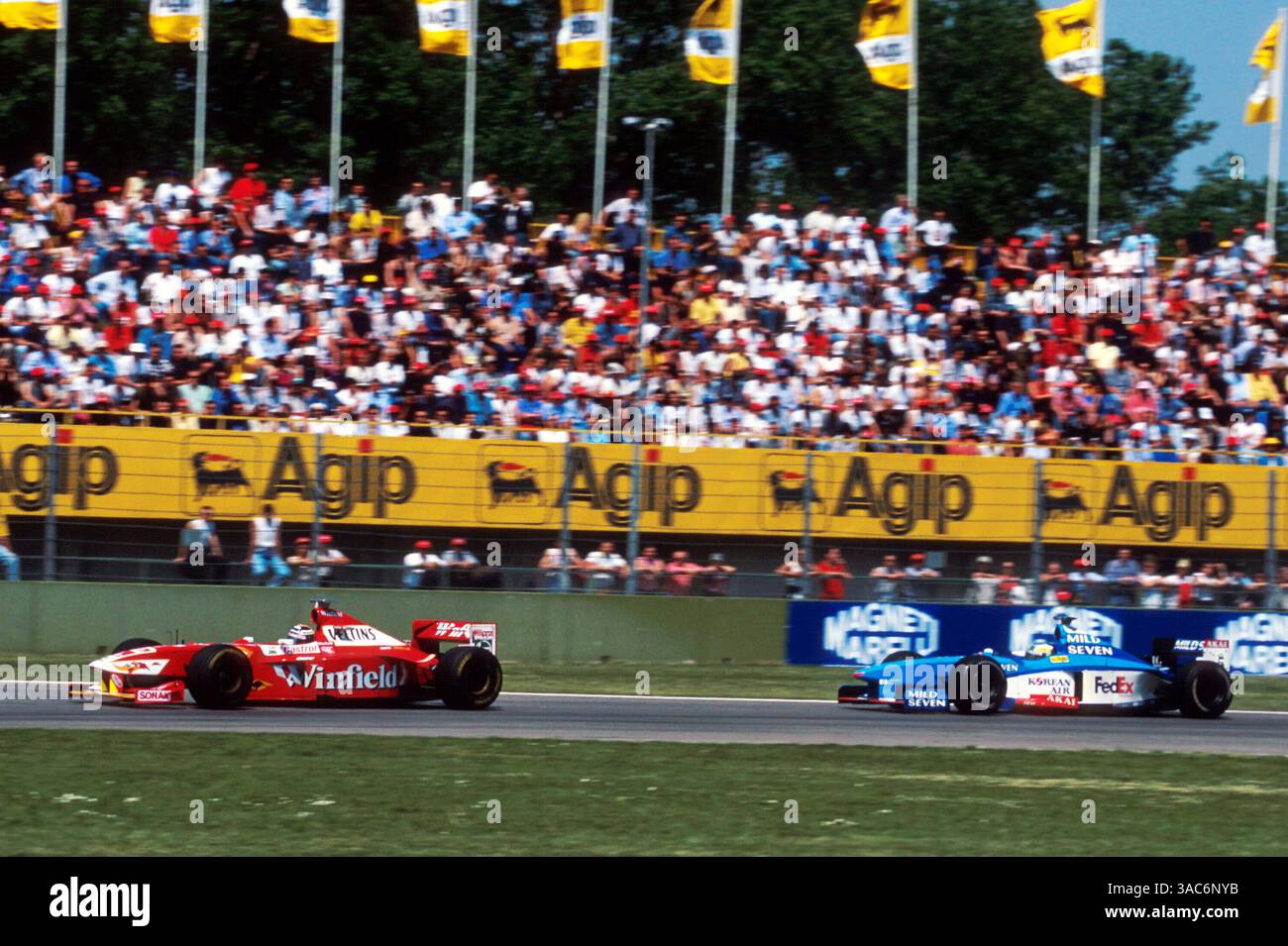 Heinz-Harald Frentzen (GER) Williams Mecachrome FW20, qui a terminé à la 5ème place, mène Giancarlo Fisichella (ITA) Benetton Playlife B198...Championnat du monde de formule 1, Grand Prix de San Marino, RD4, San Marino, Imola, Italie. 26 avril 1998...meilleure IMAGE (crédit image : ©Sutton Motorsports/ZUMA Press) Banque D'Images