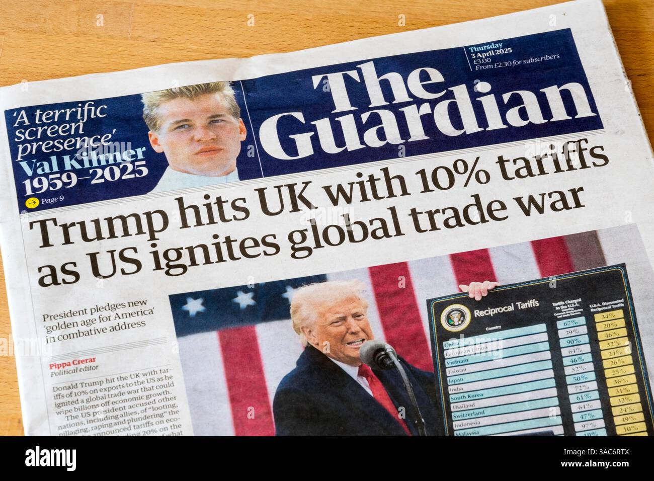 3 avril 2025. La première page du Guardian lit que Trump frappe le Royaume-Uni avec des droits de douane de 10% alors que les États-Unis déclenchent une guerre commerciale mondiale. Banque D'Images