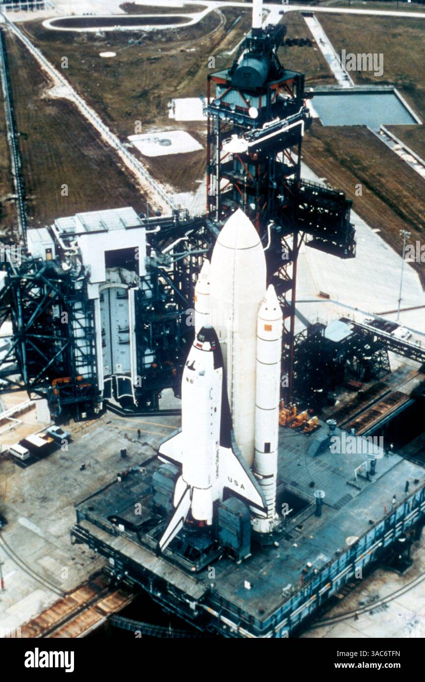 29 déc. 1980 - Cape Canaveral, FL, États-Unis - L'antenne de l'orbiteur arrive au complexe de lancement. Au cours des années 1970, les États-Unis ont développé la navette spatiale, le premier véhicule spatial habité réutilisable. La navette spatiale Columbia a été la première navette spatiale de la flotte orbitale de la NASA. Sa première mission, STS-1, a duré du 12 au 14 avril 1981. (Crédit image : © Keystone/Keystone Pressedienst/ZUMA Press) Banque D'Images