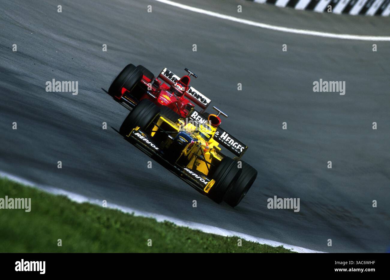 Michael Schumacher (GER) Ferrari combat avec son frère Ralf Schumacher (GER) Jordan...Championnat du monde de formule 1, Grand Prix d'Autriche, RD10, A1 Ring, Austrian, 26 juillet 1998. (Crédit image : ©Sutton Motorsports/ZUMA Press) Banque D'Images