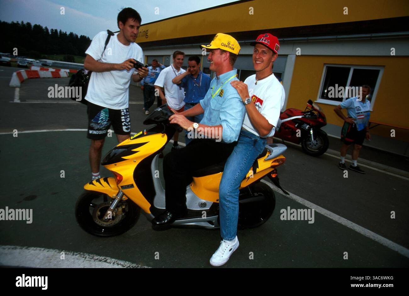 Michael Schumacher (GER) Ferrari avec son frère Ralf Schumacher (GER) Jordan...Championnat du monde de formule 1, Grand Prix d'Autriche, RD10, A1 Ring, Austrian, 26 juillet 1998. (Crédit image : ©Sutton Motorsports/ZUMA Press) Banque D'Images