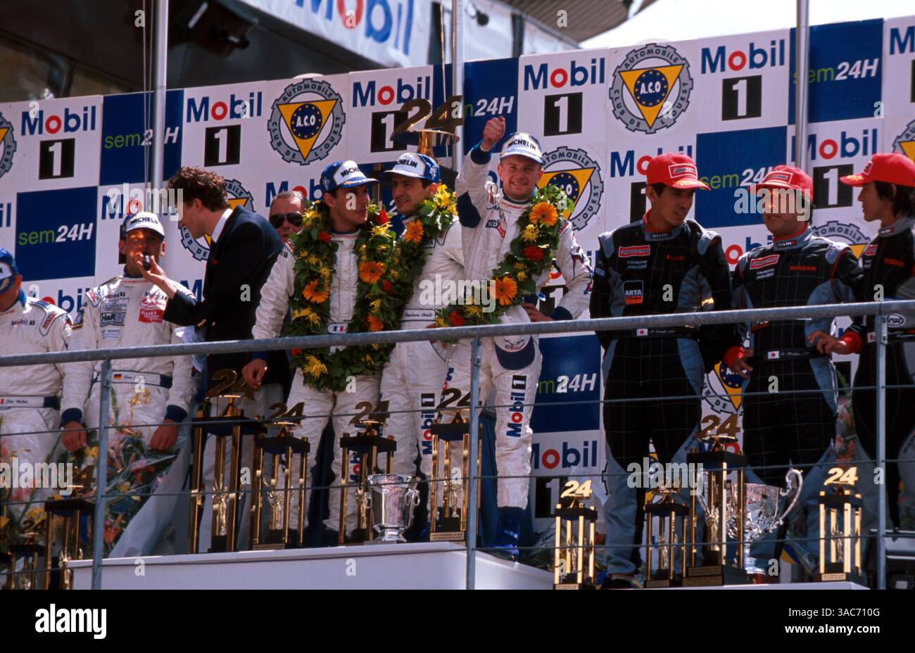 Le podium (de gauche à droite) : Bob Wollek (FRA), Uwe Alzen (GER) (en entrevue) Porsche deuxième ; Laurent Aiello (FRA), Stephane Ortelli (FRA), Allan McNish (GBR) Porsche vainqueurs ; Aguri Suzuki (JPN), Kazuyoshi Hoshino (JPN), Masahiko Kageyama (JPN) Nissan troisième..24 heures du Mans, le Sarthe, France, 6-7 juin 1998. (Crédit image : ©Sutton Motorsports/ZUMA Press) Banque D'Images