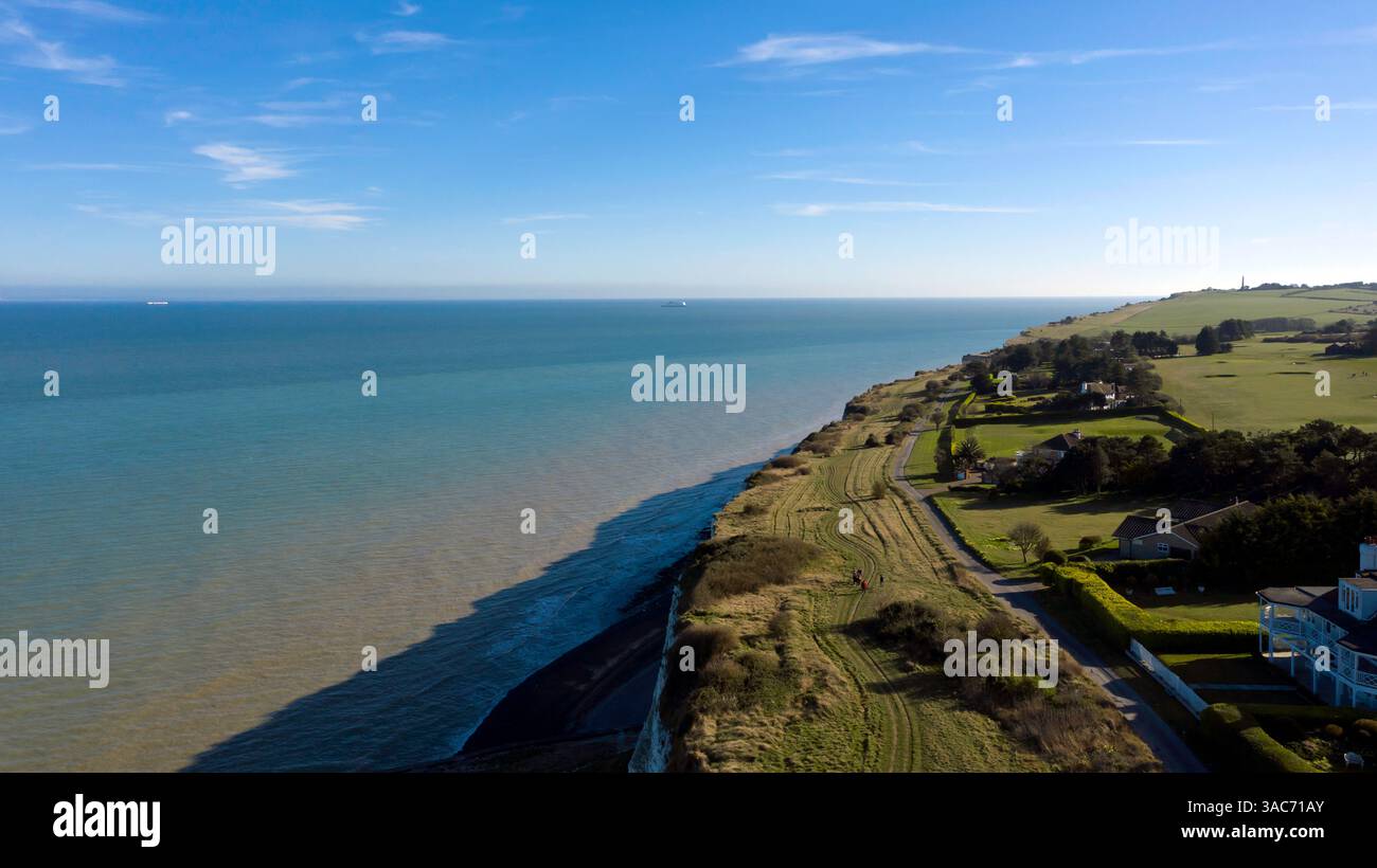 Vue aérienne en soirée regardant le long de la Cliff Line vers St Margret's Bay, depuis Kingsdown, Kent Banque D'Images