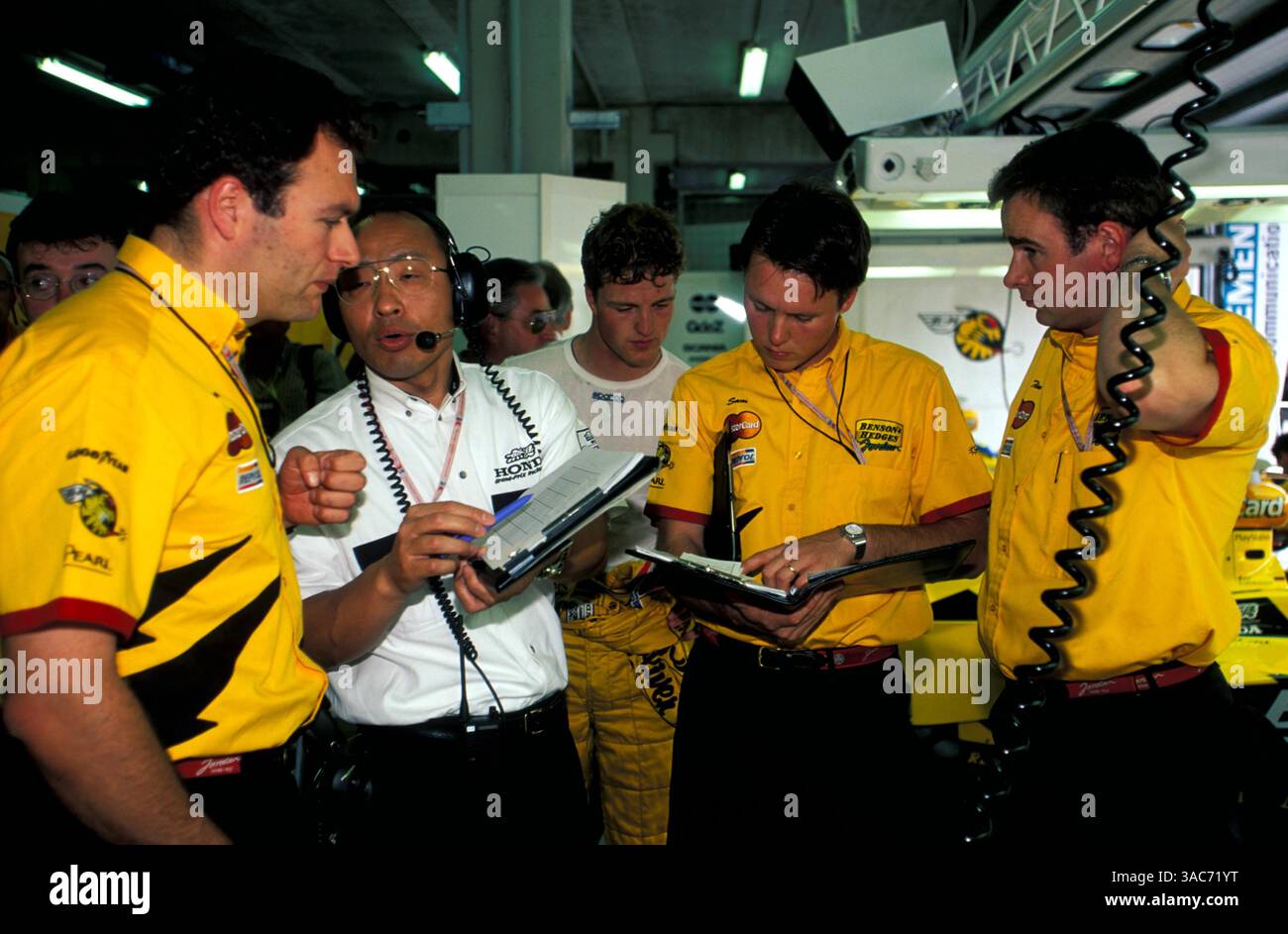 Ralf Schumacher (GER) Jordan, discute de ses données avec Sam Michael (AUS) et Tim Edwards (AUS)..Championnat du monde de formule 1, Grand Prix d'Autriche, RD10, A1 Ring, 26 juillet 1998. (Crédit image : ©Sutton Motorsports/ZUMA Press) Banque D'Images