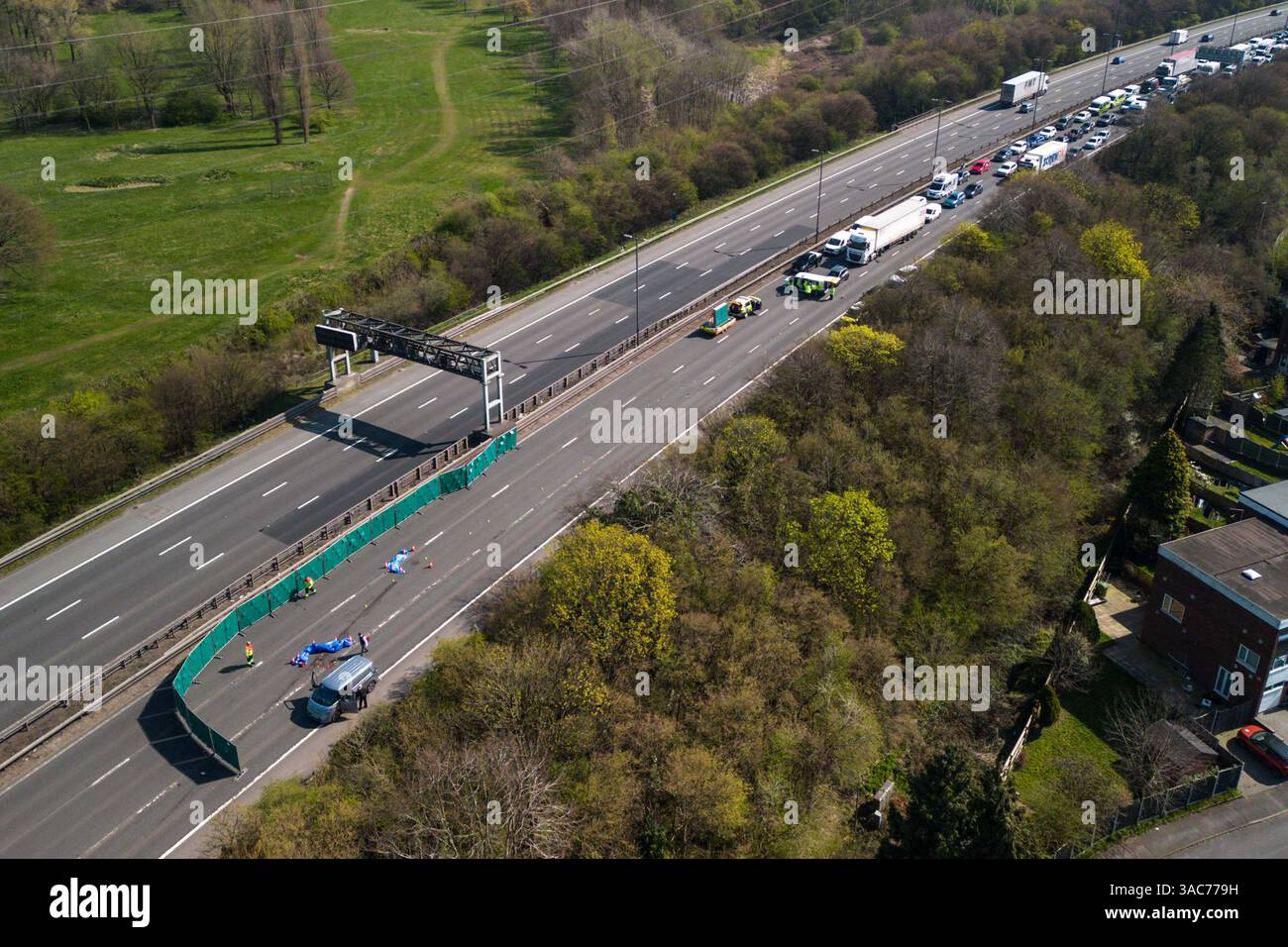 Autoroute M5, Quinton, 3 avril 2025 : la police des Midlands de l'Ouest a installé une scène sur l'autoroute M5 entre Quinton et Oldbury jeudi après qu'un corps a été trouvé sur la chaussée. La scène n'est pas près d'un pont ou d'un sentier. Les files d'attente de la circulation longeaient le côté nord tandis que les véhicules en direction sud passaient devant les écrans placés pour bloquer la vue. Déclaration de WMP : « nous sommes sur les lieux de deux incidents graves sur la M5 et l’autoroute est actuellement fermée dans les deux sens près d’Oldbury/Quinton. « Il est fermé en direction du nord et du sud entre J3 à Quinton et J2 à Oldbury après qu'un corps a été trouvé dans la chaussée à Banque D'Images