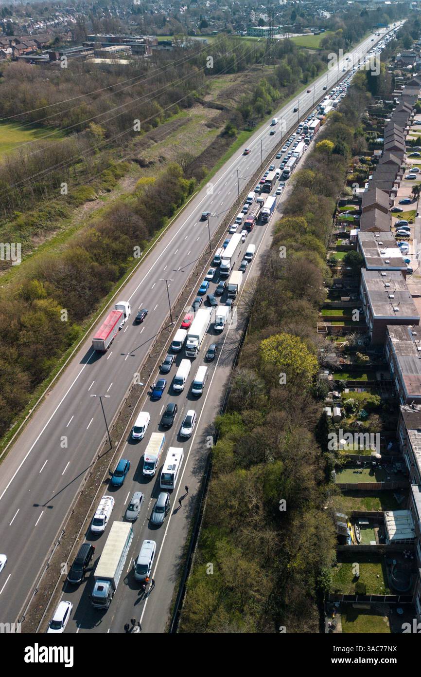 Autoroute M5, Quinton, 3 avril 2025 : la police des Midlands de l'Ouest a installé une scène sur l'autoroute M5 entre Quinton et Oldbury jeudi après qu'un corps a été trouvé sur la chaussée. La scène n'est pas près d'un pont ou d'un sentier. Les files d'attente de la circulation longeaient le côté nord tandis que les véhicules en direction sud passaient devant les écrans placés pour bloquer la vue. Déclaration de WMP : « nous sommes sur les lieux de deux incidents graves sur la M5 et l’autoroute est actuellement fermée dans les deux sens près d’Oldbury/Quinton. « Il est fermé en direction du nord et du sud entre J3 à Quinton et J2 à Oldbury après qu'un corps a été trouvé dans la chaussée à Banque D'Images