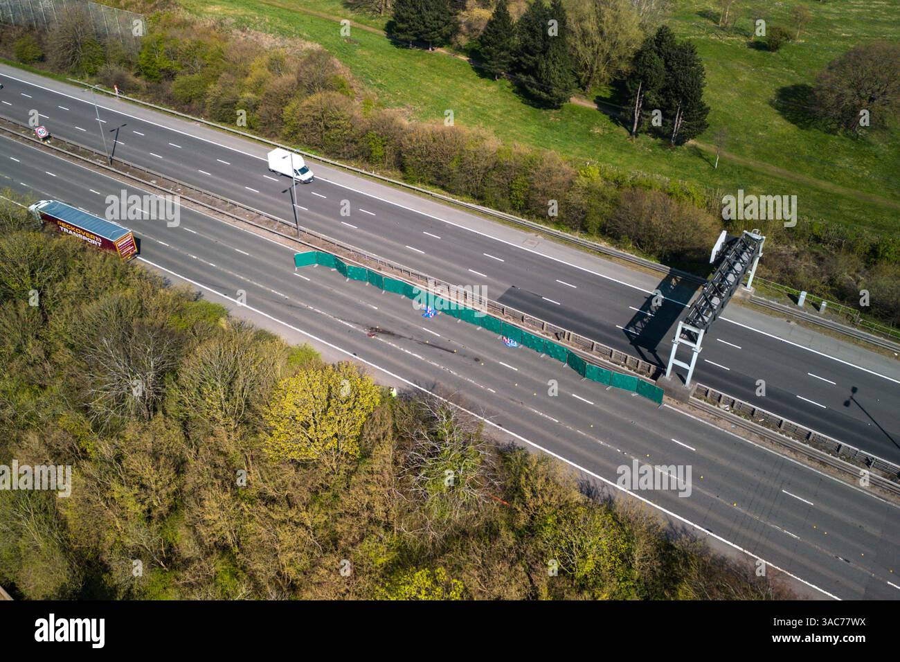 Autoroute M5, Quinton, 3 avril 2025 : la police des Midlands de l'Ouest a installé une scène sur l'autoroute M5 entre Quinton et Oldbury jeudi après qu'un corps a été trouvé sur la chaussée. La scène n'est pas près d'un pont ou d'un sentier. Les files d'attente de la circulation longeaient le côté nord tandis que les véhicules en direction sud passaient devant les écrans placés pour bloquer la vue. Déclaration de WMP : « nous sommes sur les lieux de deux incidents graves sur la M5 et l’autoroute est actuellement fermée dans les deux sens près d’Oldbury/Quinton. « Il est fermé en direction du nord et du sud entre J3 à Quinton et J2 à Oldbury après qu'un corps a été trouvé dans la chaussée à Banque D'Images
