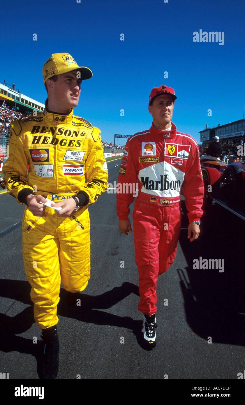 De gauche à droite) : Ralf Schumacher (GER) Jordan et son frère Michael Schumacher (GER) Ferrari marchent sur la voie de pitlane... Championnat du monde de formule 1, RD1, Grand Prix d'Australie, Melbourne, Australie, 8 mars 1998...meilleure IMAGE (crédit image : ©Sutton Motorsports/ZUMA Press) Banque D'Images