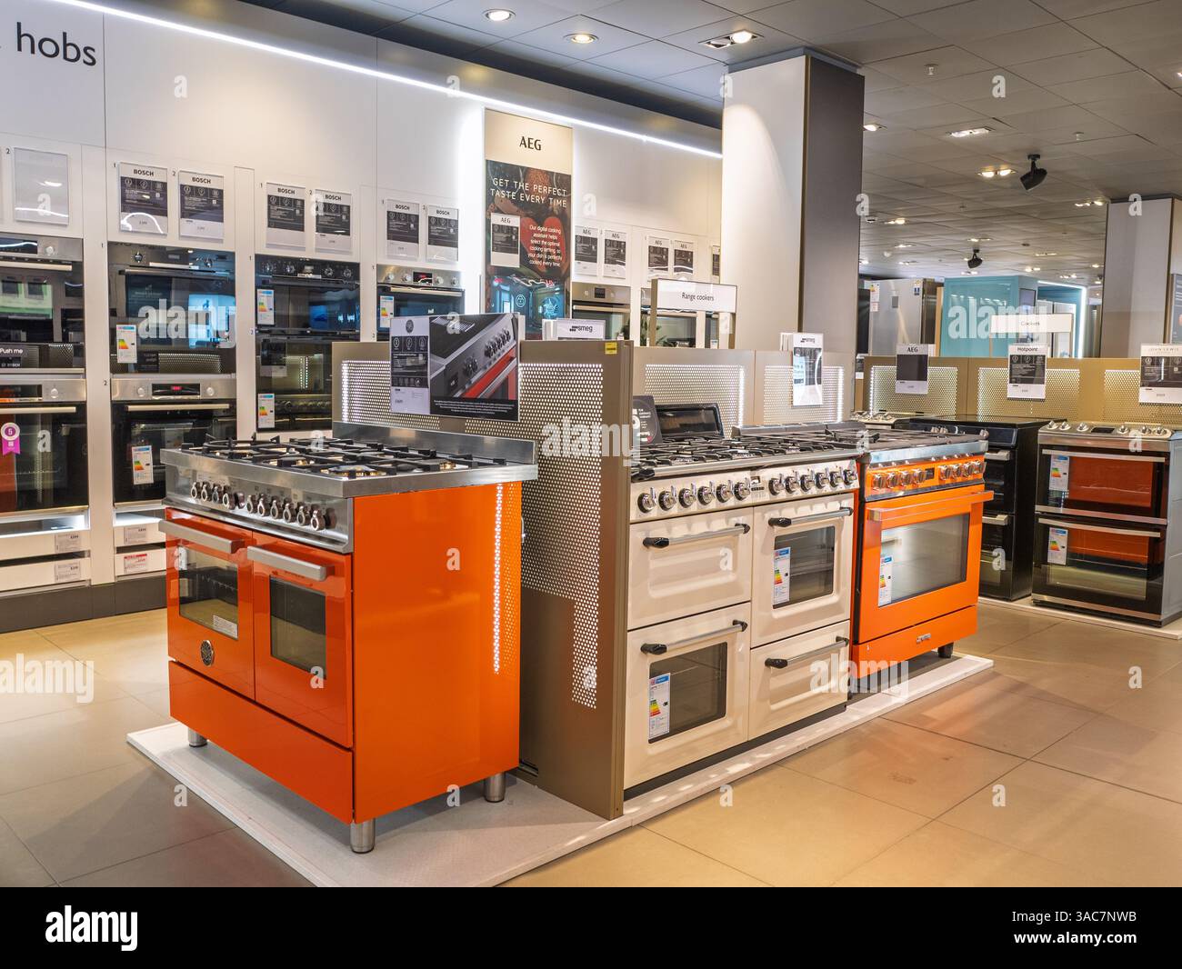 Cuisinières à gaz dans la section des appareils de cuisine du grand magasin John Lewis, Londres, Royaume-Uni Banque D'Images