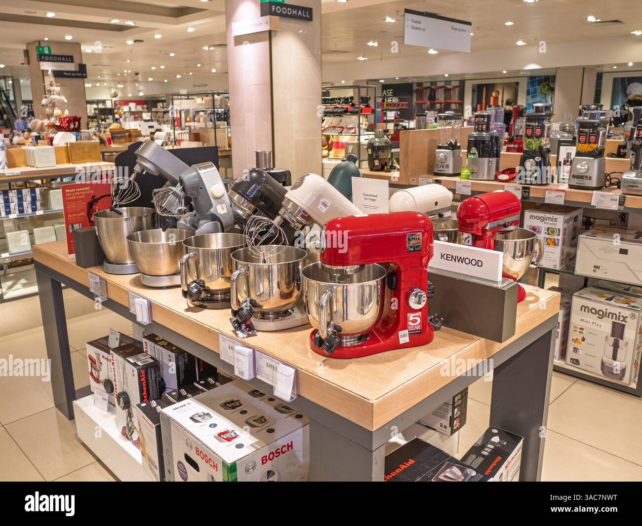 Mélangeurs alimentaires dans la section des appareils électriques du grand magasin John Lewis, Londres, Royaume-Uni Banque D'Images