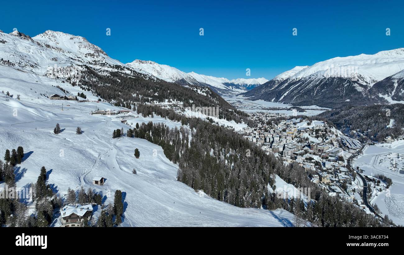 Matinée à Saint Moritz. Vue de la vallée de Sankt Moritz pendant la saison d'hiver Suisse. Banque D'Images