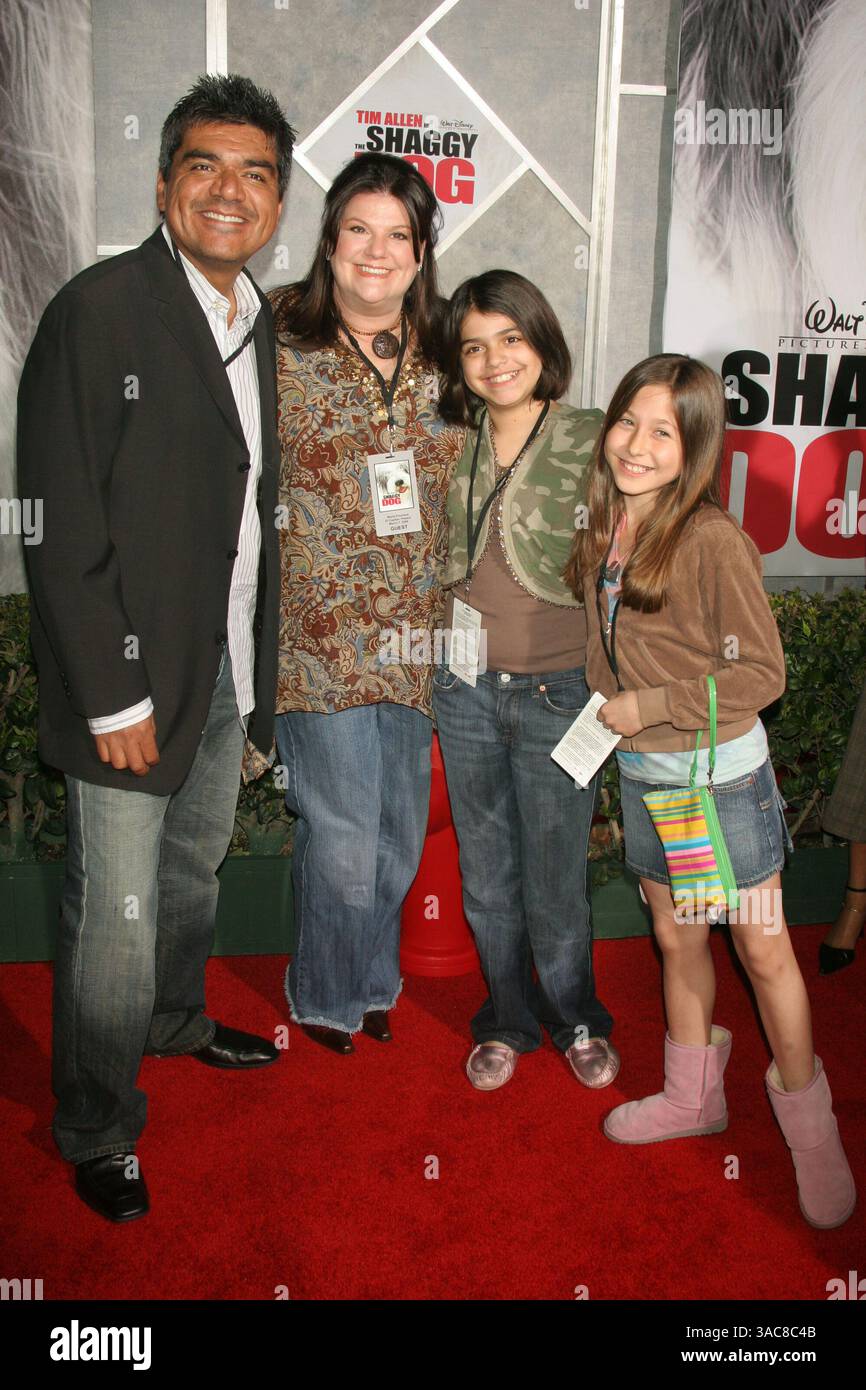 George Lopez et sa famille arrivent à la première de Walt Disney de ''The Shaggy Dog'' au El Capitan Theatre, à Hollywood, Californie, le 7 mars 2006. Photo de Milan Ryba Banque D'Images