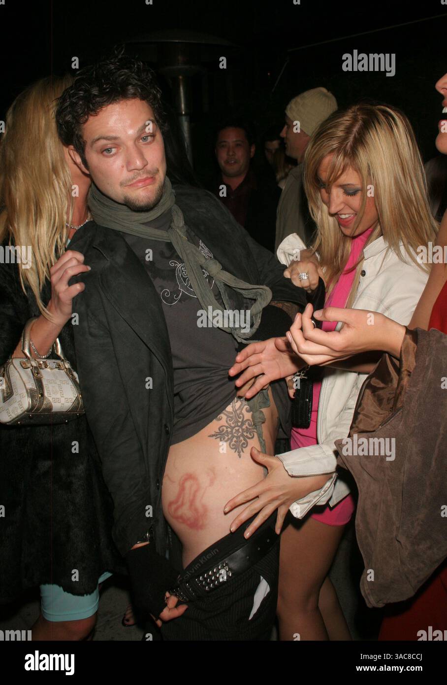 Bam Margera montrant son tatouage sur ses hanches à ses amis devant le restaurant Koi à Los Angeles, Californie, le 17 mars 2006. Photo de Milan Ryba Banque D'Images