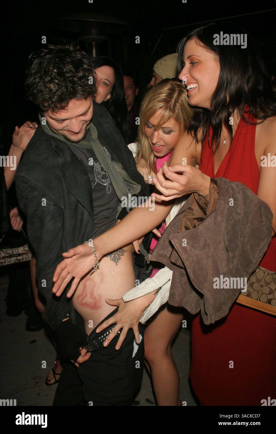 Bam Margera montrant son tatouage sur ses hanches à ses amis devant le restaurant Koi à Los Angeles, Californie, le 17 mars 2006. Photo de Milan Ryba Banque D'Images