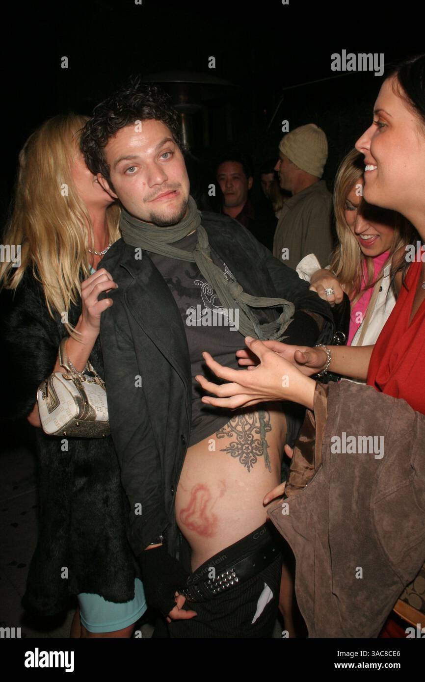 Bam Margera montrant son tatouage sur ses hanches à ses amis devant le restaurant Koi à Los Angeles, Californie, le 17 mars 2006. Photo de Milan Ryba Banque D'Images