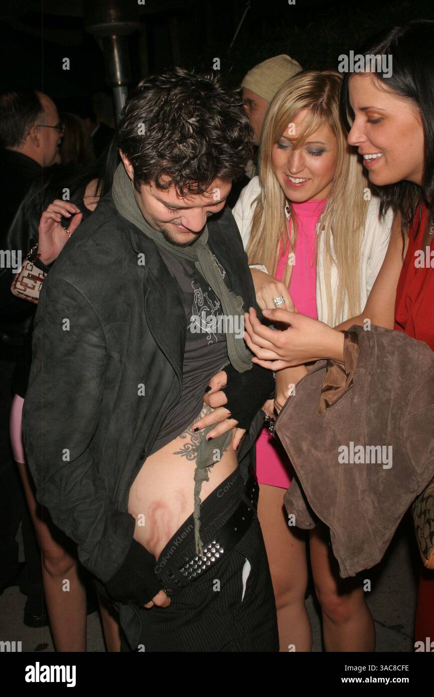 Bam Margera montrant son tatouage sur ses hanches à ses amis devant le restaurant Koi à Los Angeles, Californie, le 17 mars 2006. Photo de Milan Ryba Banque D'Images