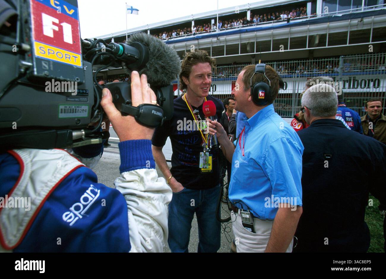 Martin Brundle (GBR), commentateur ITV F1, interviewe Steve McManaman, footballeur du Real Madrid, lors de sa célèbre marche en grille d'avant-course..Grand Prix d'Espagne, Rd5, Barcelone, Espagne. 28 avril 2002..meilleure IMAGE (crédit image : ©Sutton Motorsports/ZUMA Press) Banque D'Images