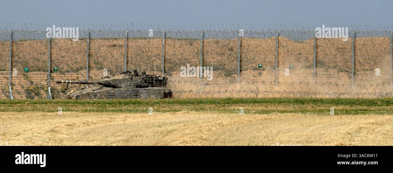 Sud d'Israël, Israël. 03rd Apr, 2025. Un char de l’armée israélienne jette de la poussière alors qu’il se déplace à l’intérieur du Sud d’Israël le long de la barrière frontalière avec le Sud de la bande de Gaza le 3 avril 2025. Israël a intensifié les combats dans le Sud de la bande de Gaza alors qu’ils augmentent les zones de sécurité à l’intérieur de la bande de Gaza dans le but d’accroître la pression sur le Hamas pour qu’il libère les otages israéliens détenus depuis le 7 octobre 2023. Photo de Jim Hollander/UPI crédit : UPI/Alamy Live News Banque D'Images