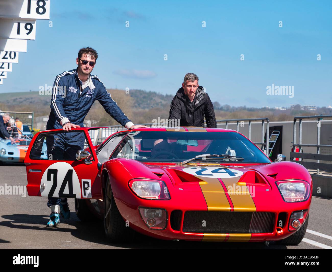 Voiture de course Ford GT40 1966, essais de réunion des membres 82, circuit automobile de Goodwood, West Sussex UK Banque D'Images