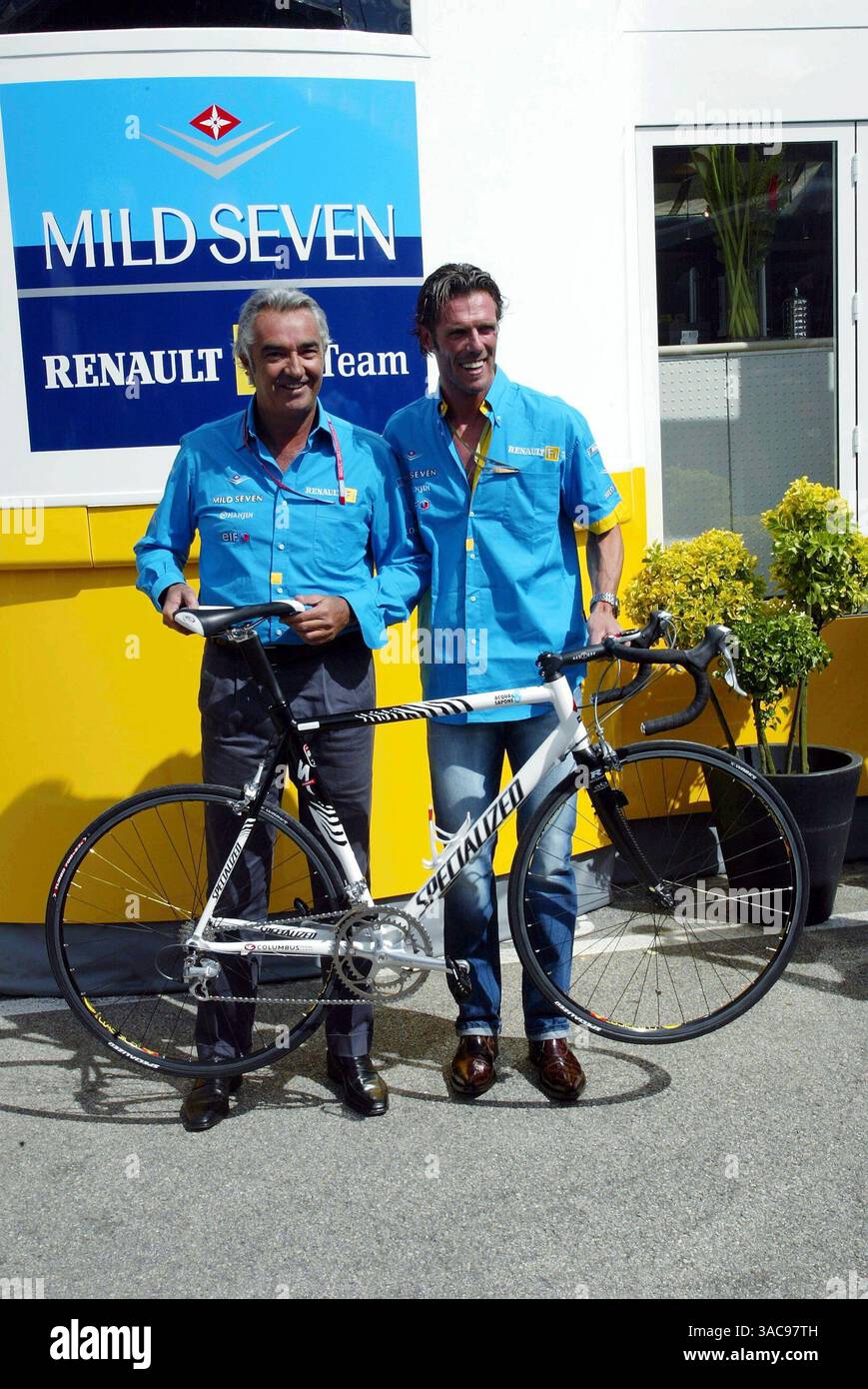 Le légendaire cycliste italien Mario Cipollini (à droite) présente Renault Team Boss Flavio Briatore (ITA) une moto spécialisée..Grand Prix de Saint-Marin, Imola, Italie, 13 avril 2002..IMAGE NUMÉRIQUE. (Crédit image : ©Sutton Motorsports/ZUMA Press) Banque D'Images Le légendaire cycliste italien Mario Cipollini (à droite) présente Renault Team Boss Flavio Briatore (ITA) une moto spécialisée..Grand Prix de Saint-Marin, Imola, Italie, 13 avril 2002..IMAGE NUMÉRIQUE. (Crédit image : ©Sutton Motorsports/ZUMA Press) Banque D'Images