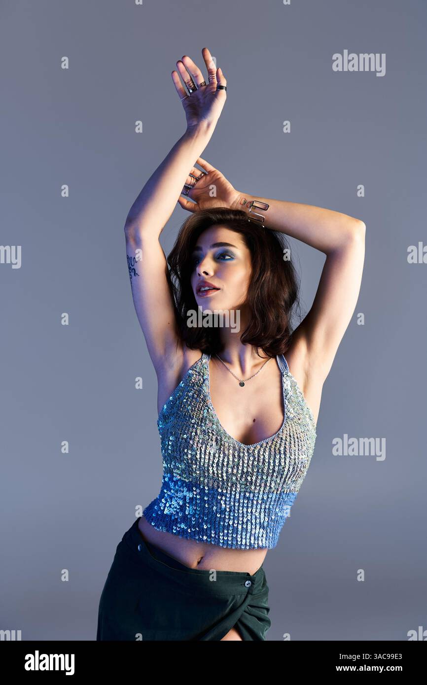 Une jeune femme gracieuse dans une tenue d'été élégante rayonne d'élégance dans un cadre artistique. Banque D'Images