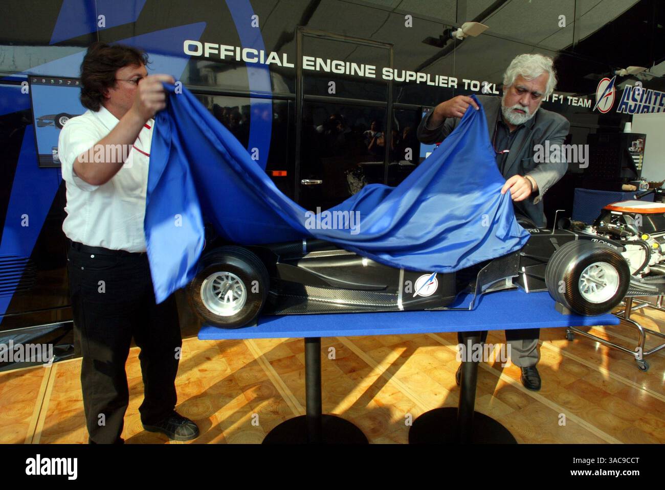 De gauche à droite) : John Gano Asiatech Président et Enrique Scalabroni (ARG) concepteur de moteurs Asiatech dévoilent un modèle de la formule 1 Asiatech proposée 2004..Grand Prix d'Italie, Monza, 14 septembre 2002..IMAGE NUMÉRIQUE (crédit image : ©Sutton Motorsports/ZUMA Press) Banque D'Images