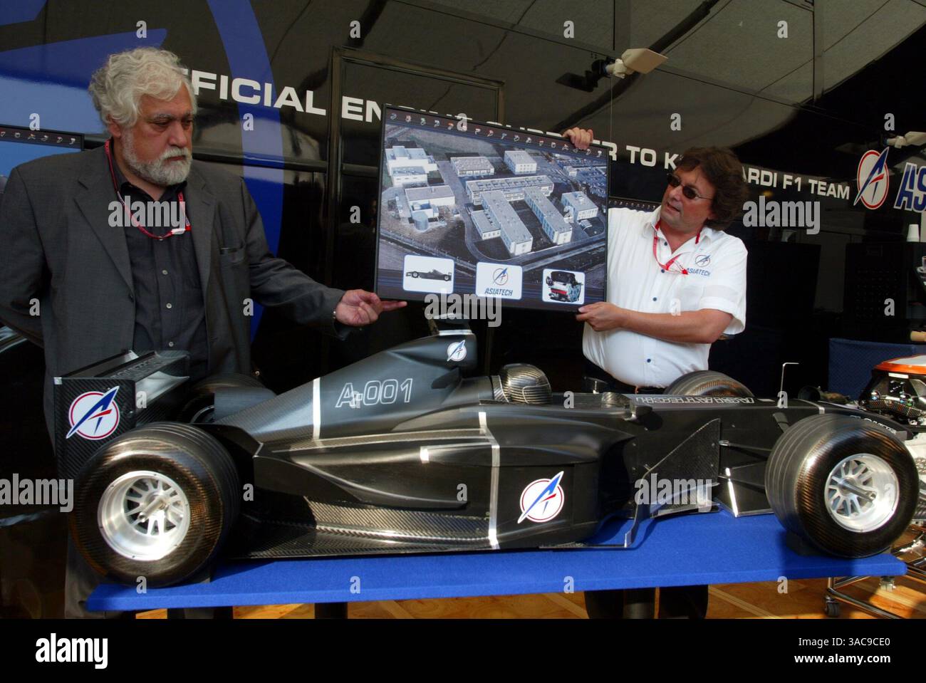 De gauche à droite) : John Gano Asiatech Président et Enrique Scalabroni (ARG) concepteur de moteurs Asiatech dévoilent un modèle de la formule 1 Asiatech proposée 2004..Grand Prix d'Italie, Monza, 14 septembre 2002..IMAGE NUMÉRIQUE (crédit image : ©Sutton Motorsports/ZUMA Press) Banque D'Images