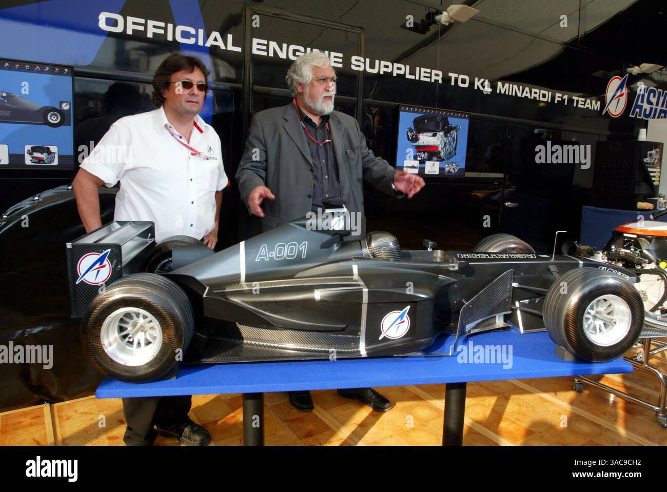 De gauche à droite) : John Gano Asiatech Président et Enrique Scalabroni (ARG) concepteur de moteurs Asiatech dévoilent un modèle de la formule 1 Asiatech proposée 2004..Grand Prix d'Italie, Monza, 14 septembre 2002..IMAGE NUMÉRIQUE (crédit image : ©Sutton Motorsports/ZUMA Press) Banque D'Images