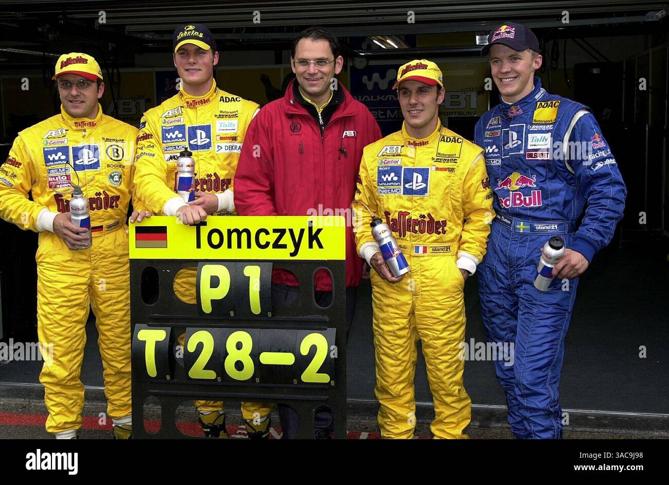 L'équipe Abt Sportsline pose pour la caméra dans le pitlane de Zolder. (G-d) Christian Abt (GER), Martin Tomczyk (GER), Laurent Aiello (FRA) et Mattias Ekstrom (SWE)..Championnat d'Allemagne des voitures de tourisme, RD2, Zolder, Belgique. 5 mai 2002..IMAGE NUMÉRIQUE. (Crédit image : ©Sutton Motorsports/ZUMA Press) Banque D'Images