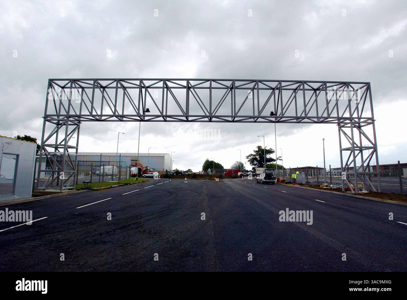 La nouvelle entrée principale du circuit..avec seulement 1 semaine avant le Grand Prix de Grande-Bretagne, la nouvelle A43 Silverstone Bypass et la construction du circuit ne semblent pas presque achevés..27 juin 2002, Silverstone, Angleterre..IMAGE NUMÉRIQUE. (Crédit image : ©Sutton Motorsports/ZUMA Press) Banque D'Images