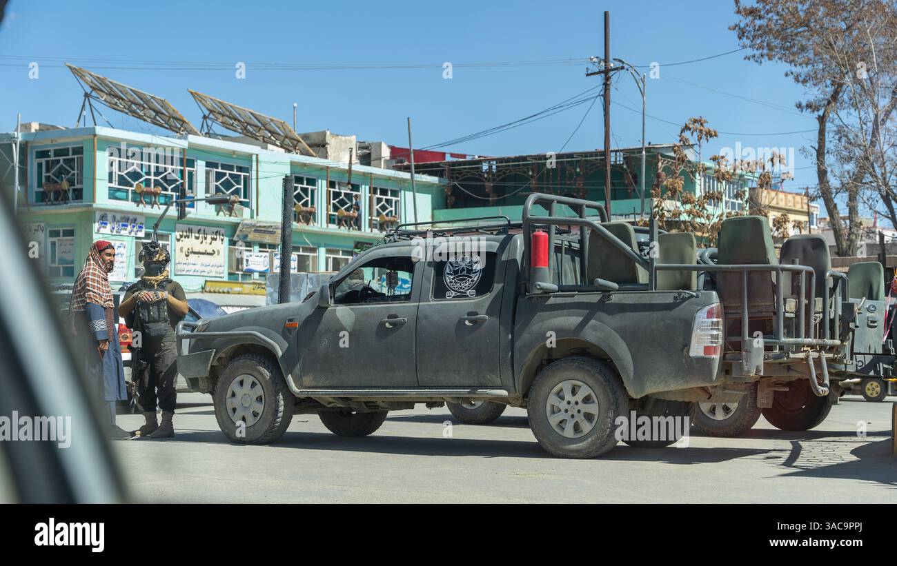 Vérification des documents au point de contrôle à Ghazni Banque D'Images