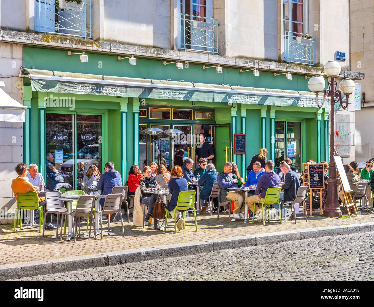 Dîners sur la terrasse du restaurant le Valmy sur la place de la résistance - Tours, Indre-et-Loire (37), France. Banque D'Images